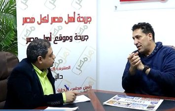 إيهاب جلال مدرب حراس منتخب الشباب مع الناقد الرياضي محمد مصلوح 