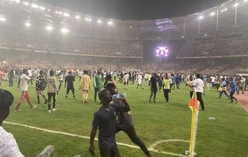 جماهير نيجيريا تقتحم الملعب