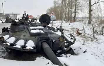 دبابة روسية مدمرة في أوكرانيا