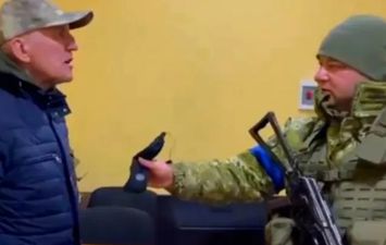 سفير بيلاروسيا يتحدث مع ضابط أوكراني قبيل المغادرة.