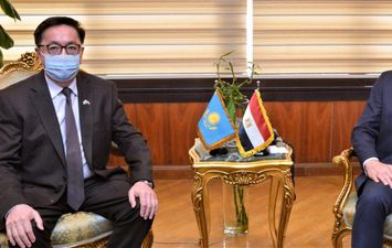وزير الطيران المدني يستقبل سفير دولة كازاخستان