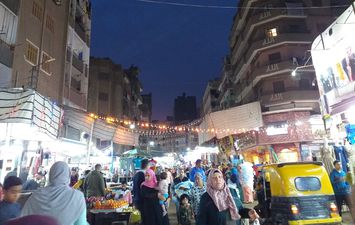 تزاحم المواطنين  بشوارع كفر الشيخ لشراء المستلزمات في أولى ليالي رمضان