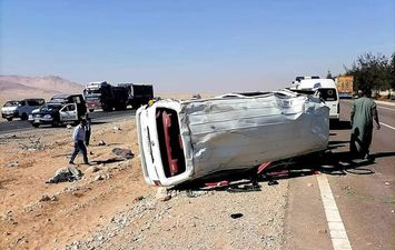 حادث انقلاب سيارة ميكروباص على الصحراوي الغربي بقنا 