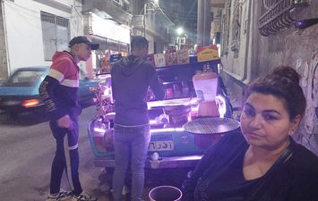 كفاح أم مصرية علي سيارة لبيع القهوة في الشارع 