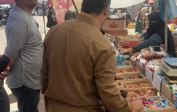 محافظ كفر الشيخ: تحرير 81 محضراً تموينياً للمخالفين ومتابعة توفير السلع الغذائية