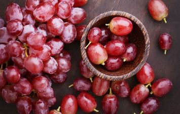 تعرف على الفوائد الصحية لتناول العنب الأحمر.. أهمها يعزز صحة العظام  