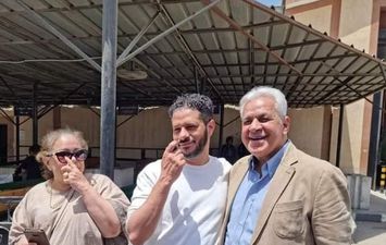 حسام مؤنس مع حمدين صباحي بعد إطلاق سراحه