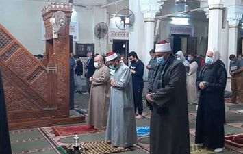 أجواء روحانية وإيمانية في أول صلاة تراويح بمساجد مطروح
