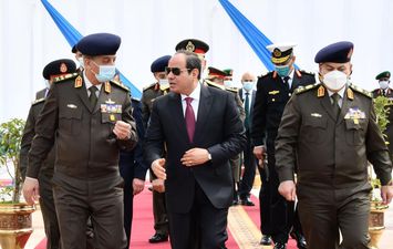 الرئيس السيسي وقادة من القوات المسلحة