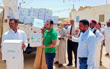 توزيع ٤٥٠ كرتونة مواد غذائية علي أصغر قرية مصرية بجارة ام الصغير