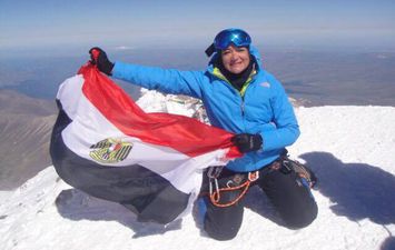 منال رستم فتاة مصرية رفعت علم مصر على جبال الهيمالايا