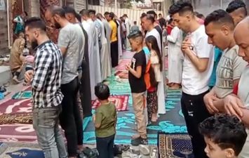 أهالي المنيا يؤدون صلاة العيد