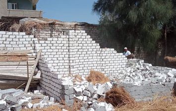 إزالة حالة تعدي على أراضي زراعية ووقف 3 حالات بناء مخالف بمركز كفر الشيخ 