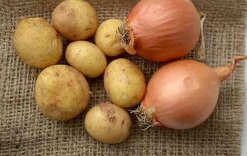 الطريقة الصحيحة لتخزين البطاطس والبصل 