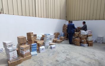 ضبط كميات من الأدوية والسرنجات ووحدات نقل محاليل بمحل عطارة بكفر الشيخ