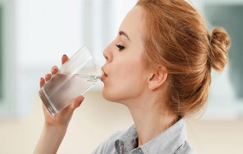 6 فوائد صحية لشرب الماء علي الريق .. أهمها تعزيز صحة الكبد وتنظيف الأمعاء 