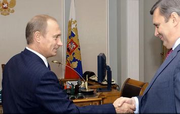 رئيس وزراء روسيا السابق مع بوتين