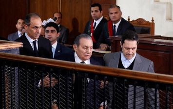 جمال مبارك مع والده الراحل في المحكمة 