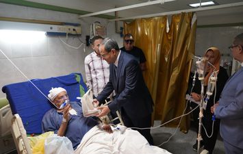 رئيس جامعة سوهاج يوزع كعك العيد على المرضى