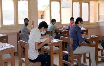 طلاب يؤدون الإمتحانات