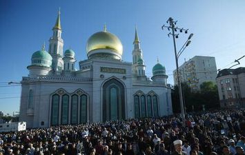 مصلين في مسجد موسكو الكبير 