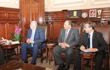 وزير الزراعة يبحث مع مسئول البنك الأوروبي للاستثمار المشروعات المستقبلية بين مصر والبنك