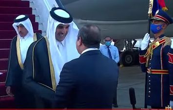 الرئيس عبد الفتاح السيسي أثناء استقبال أمير قطر تميم بن حمد