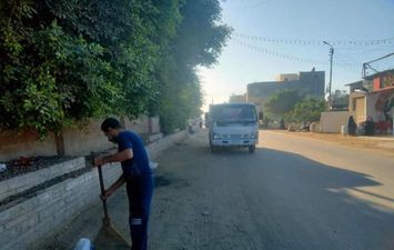 حملات نظافة مكثفة ورفع كفاءة الإنارة بشوارع مركز بيلا بكفر الشيخ 