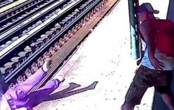 رجل يدفع امرأة على قضبان مترو الأنفاق