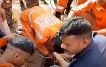 فريق هندي يحاول إنقاذ طفل سقط في بئر 