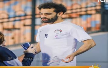 محمد صلاح مع المشجع المصري