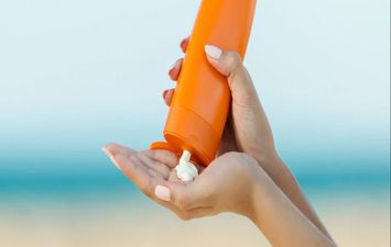 نصائح لتقليل آثار أشعة الشمس المدمرة على بشرتك 
