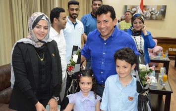 وزير الرياضة يستقبل أسرة الشهيد شبراوي