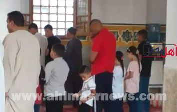 الأطفال يؤدون صلاة العيد مع أبائهم بكفر الشيخ 