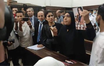 والدة المذيعة شيماء جمال أمام المحكمة