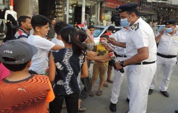 الشرطة تشارك المواطنين الاحتفالات بثالث أيام العيد