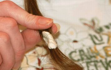 كيفية إزالة العلكة من شعر ابنك