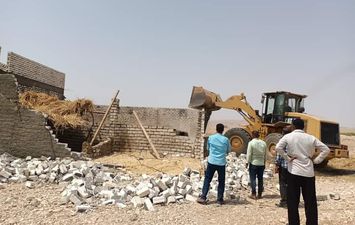 إزالة 22 حالة تعدٍ بالبناء بدون ترخيص بمدينة دشنا في قنا
