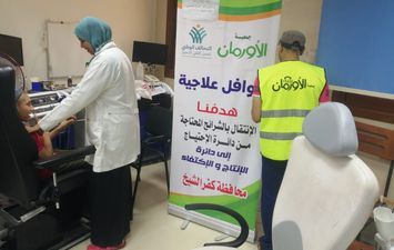 إجراء الكشف الطبي على 120 مريضًا أولى بالرعاية بقافلة مجانية في كفر الشيخ