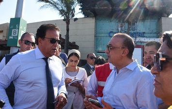 وزير الصحة ومحافظ الإسكندرية بموقع حريق كارفور سيتي سنتر 