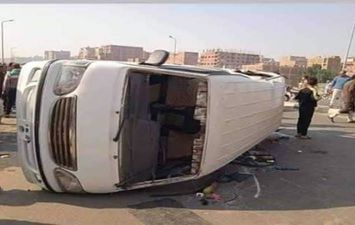 إصابة 4 أشخاص فى حادث انقلاب سيارة بطريق الإسكندرية مطروح