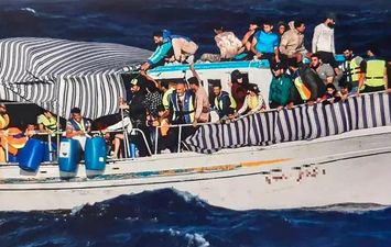خفر السواحل اليوناني ينقذ عشرات الماجرين (أرشيفية)