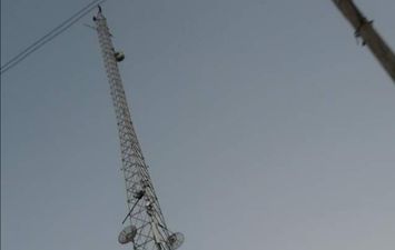شاب يحاول التخلص من حياته أعلى برج شبكة الاتصالات 
