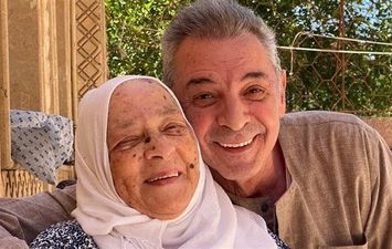 الفنان محمود حميدة برفقة والدته