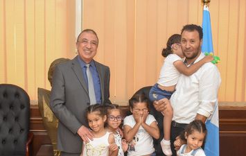  محافظ الإسكندرية مع الأطفال