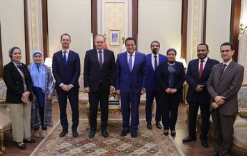 وزير الصحة مع رئيس بعثة الاتحاد الاوروبي في مصر