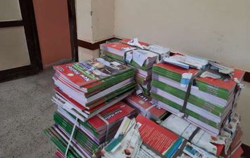 الكتب المدرسية بمخازن إدارات الوزارة