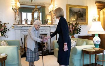 الملكة اليزابيث تسلم الحكومة لليز تراس