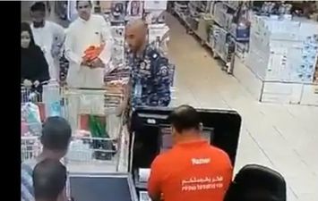 ضابط يعتدي على مواطنين في متجر بالكويت