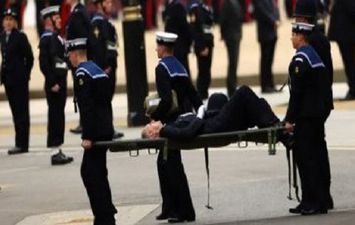 لحظة إغماء جندي بالبحرية الملكية